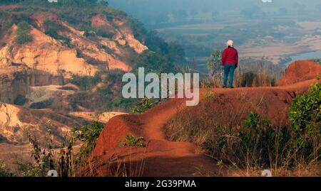 Ein Reisender, der auf der Klippe im Gongoni Canyon in Medinipur (Midnavore) in Westbengalen, Indien, steht Stockfoto