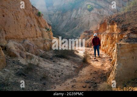 Ein Tourist, der in den Gongoni Canyon in Medinipur (Midnavore), Westbengalen, Indien, spazierengeht Stockfoto