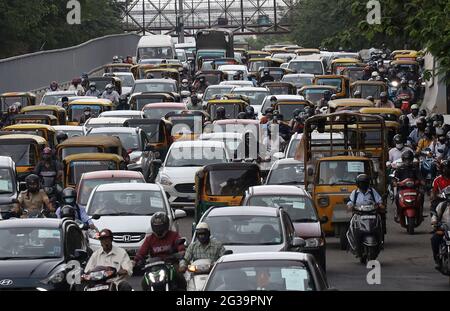 Bangalore. Juni 2021. Das Foto vom 14. Juni 2021 zeigt Staus, als die Regierung des Staates Karnataka die COVID-19-Beschränkungen in Bangalore, Indien, lockerte. Die Regierung des Bundesstaates Karnataka hat die Beschränkungen für wesentliche Dienste gelockert. Quelle: Str/Xinhua/Alamy Live News Stockfoto