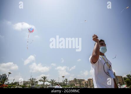 Gaza, Palästina. Juni 2021. Palästinensische Kinder fliegen Drachen mit Bildern und Namen der Kinder, die während der 11-tägigen Gewalt zwischen Palästinensern und Israel getötet wurden. Kredit: SOPA Images Limited/Alamy Live Nachrichten Stockfoto