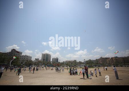 Gaza, Palästina. Juni 2021. Palästinensische Kinder fliegen Drachen mit Bildern und Namen der Kinder, die während der 11-tägigen Gewalt zwischen Palästinensern und Israel getötet wurden. Kredit: SOPA Images Limited/Alamy Live Nachrichten Stockfoto