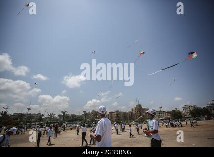 Gaza, Palästina. Juni 2021. Palästinensische Kinder fliegen Drachen mit Bildern und Namen der Kinder, die während der 11-tägigen Gewalt zwischen Palästinensern und Israel getötet wurden. Kredit: SOPA Images Limited/Alamy Live Nachrichten Stockfoto