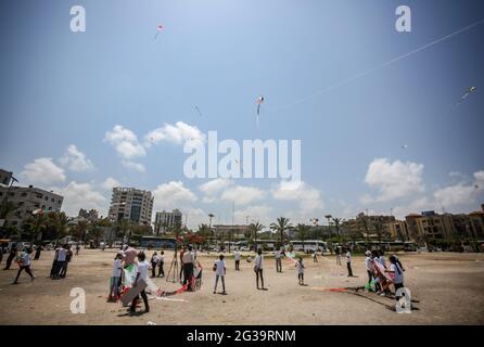 Gaza, Palästina. Juni 2021. Palästinensische Kinder fliegen Drachen mit Bildern und Namen der Kinder, die während der 11-tägigen Gewalt zwischen Palästinensern und Israel getötet wurden. Kredit: SOPA Images Limited/Alamy Live Nachrichten Stockfoto