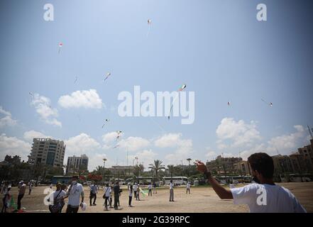 Gaza, Palästina. Juni 2021. Palästinensische Kinder fliegen Drachen mit Bildern und Namen der Kinder, die während der 11-tägigen Gewalt zwischen Palästinensern und Israel getötet wurden. (Foto von Yousef Masoud/SOPA Images/Sipa USA) Quelle: SIPA USA/Alamy Live News Stockfoto