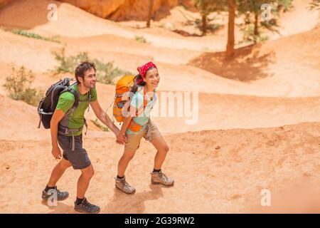 Wandern Paar Wanderer Wandern im Bryce Canyon National Park Trail im Freien. Aus der Vogelperspektive betrachten wir zwei Erwachsene auf einer Wanderung im Sommer mit Rucksäcken Stockfoto