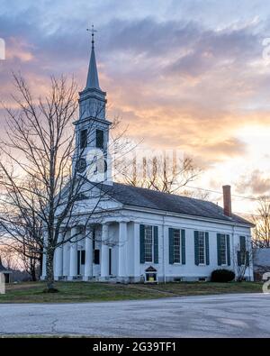 Die Unitarian Universalist Church über die Petersham Town Common in Petersham, Massachusetts Stockfoto