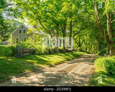 Ein altes Haus auf einer unbefestigten Straße in Petersham, Massachusetts Stockfoto