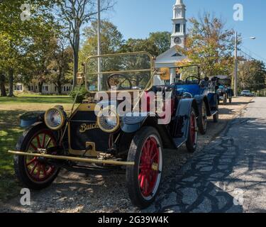 Antike Autos, die auf dem Town Common in Petersham, Massachusetts, geparkt wurden Stockfoto