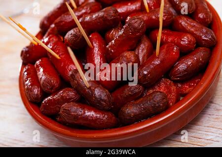 Heiße spanische Würstchen, Chistorritas auf Spieße Stockfoto