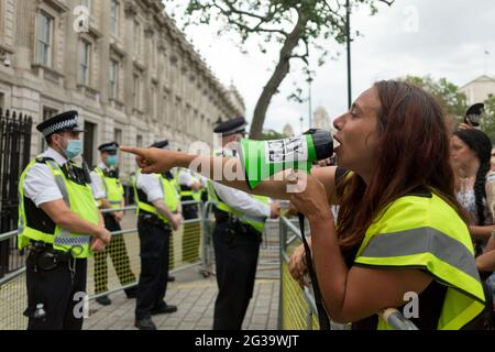 London, Großbritannien. Juni 2021. Anti-Lockdown-Demonstranten skandieren Slogans vor dem diensthabenden Polizeipersonal während der Demonstration.der britische Premierminister Boris Johnson wird eine Ankündigung zur Verlängerung der Sperrbestimmungen in Großbritannien machen. Um 12 Uhr versammelten sich Demonstranten vor der Downing Street, um gegen die Verlängerung zu protestieren, mit der Begründung, dass sie eine Verletzung der Menschenrechte und verschiedener Freiheiten darstellt. Sie protestierten auch gegen das Tragen von Masken und das Impfprogramm. Kredit: SOPA Images Limited/Alamy Live Nachrichten Stockfoto