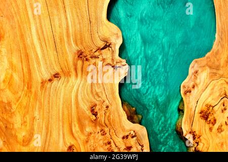 Türkisfarbenes Epoxidharz-Panel mit Walnuss, Textur für Design. Stockfoto