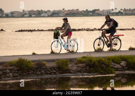 Formentera, Spanien: 2021. Juni 14: Menschen auf dem Fahrrad im Naturpark Ses Salines in Formentera, Spanien in Zeiten des Covid19. Stockfoto