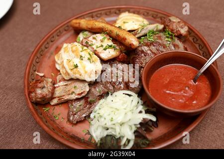 Verschiedene Grillgerichte auf dem Teller im serbischen Restaurant Stockfoto