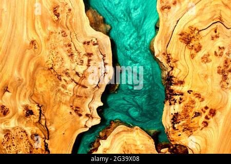 Türkisfarbenes Epoxidharz-Panel mit Walnuss, Textur für Design. Stockfoto