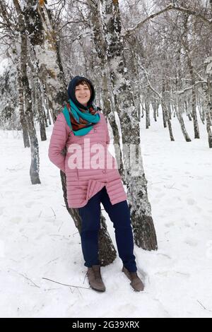 Frau im Frühling in einem Birkenhain auf dem Ai-Petri-Gipfel Stockfoto