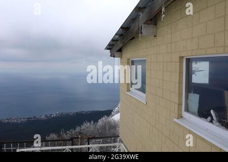 Gebäudewand auf dem Ai-Petri-Gipfel im Frühjahr Stockfoto
