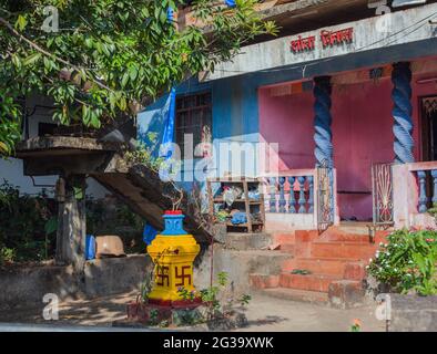 Farbenfrohe Tulsi Vrindavan mit Hakenkreuzsymbol und heiliger Basilikumpflanze außerhalb des hindu-Hauses, Agonda, Goa, Indien Stockfoto