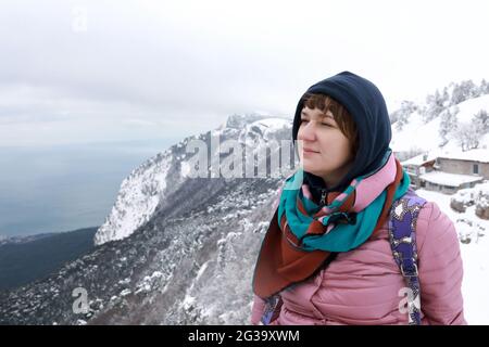 Frau, die im Frühjahr auf der Aussichtsplattform des Ai-Petri-Berggipfens posiert Stockfoto