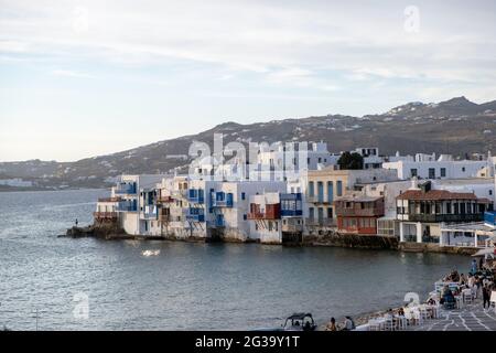 Mykonos, Kykladen, Griechenland. 20.Mai 2021. Berühmtes griechisches, kosmopolitisches Resortkonzept von Little Venice. Traditionelle niedrige Häuser mit Balkonen über dem Stockfoto