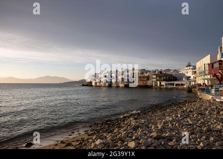 Mykonos, Kykladen, Griechenland. 20.Mai 2021. Little Venice Wahrzeichen, berühmtes kosmopolitisches Ziel. Traditionelle Häuser mit Balkonen über der se Stockfoto