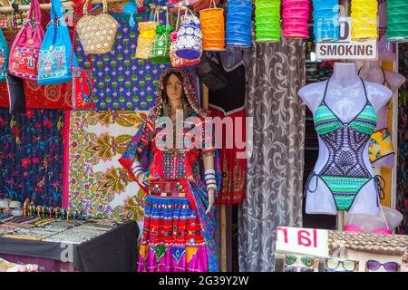 Weibliche Schaufensterpuppe in farbenfroher Karnatakan-Kleidung neben Bikini vor dem Modehaus Patnem, Goa, Indien Stockfoto