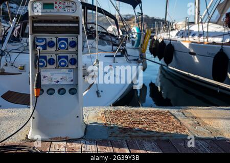 Mykonos, Kykladen, Griechenland. 22.Mai 2021. Marina Versorgungsstation, Ladeläumen für Schiffe im Hafen. Strom und Wasser für Stockfoto