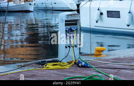 Mykonos, Kykladen, Griechenland. 22.Mai 2021. Laden von Steckdosen für Schiffe im Hafen. Marina Versorgungsstation, Strom und Wasser für Stockfoto