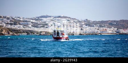 Mykonos, Kykladen, Griechenland. 20.Mai 2021. Berühmtes griechisches kosmopolitisches Resort-Konzept. Sommerziel für Entspannung und Urlaubsgenuss. Segelboot SA Stockfoto