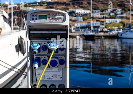 Mykonos, Kykladen, Griechenland. 22.Mai 2021. Marina Versorgungsstation, Ladeläumen für Schiffe im Hafen. Strom und Wasser für Stockfoto