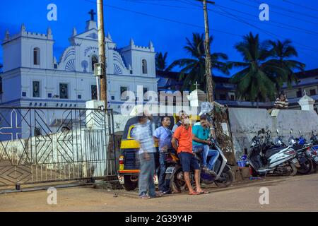 Indische Auto-Rikscha-Fahrer warten auf Geschäfte vor der hübschen St. Anne's Catholic Church, Agonda, Goa, Indien Stockfoto