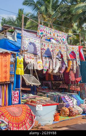 Verkaufsstand am Straßenrand, der ethnische Handarbeiten, Steppdecken, Stoffe, Kleidung und Textilien verkauft, Agonda, Goa, Indien Stockfoto