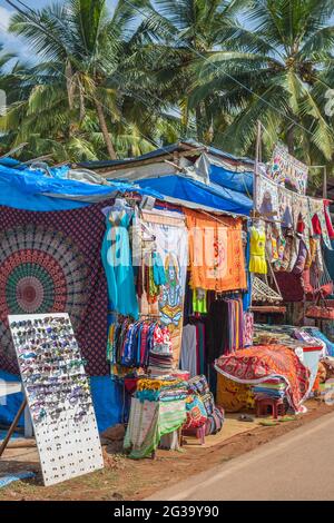 Verkaufsstand am Straßenrand, der Kunsthandwerk, Kleidung, Steppdecken, Sonnenbrillen und Souvenirs verkauft, Agonda, Goa, Indien Stockfoto