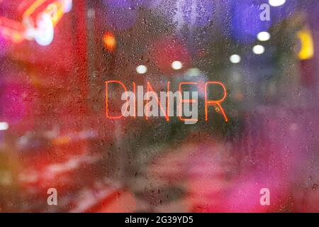 Neon Rainy Window Blur Image, Diner Stockfoto