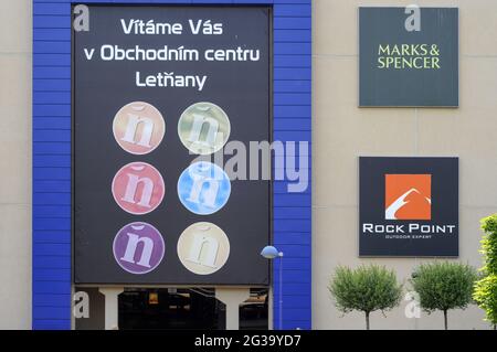 PRAG, TSCHECHISCHE REPUBLIK - 23. Jun 2010: Das Eingangsschild zu einem Einkaufszentrum in Letnany in Prag Stockfoto