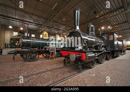 Alte Dampflokomotiven (SS13, links, Baujahr 1864 - und NESTOR, im Vordergrund, Baujahr 1880) im Spoorwegmuseum, Utrecht, Niederlande Stockfoto