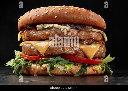 Double Burger mit zwei Käsesorten, karamellisierten Zwiebeln Stockfoto