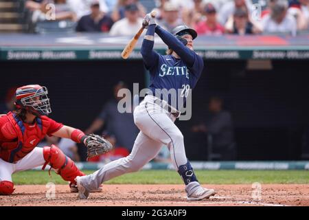 CLEVELAND, OH - 13. JUNI: Jake Fraley (28) von den Seattle Mariners trifft im vierten Inning eines Spiels gegen die Cleveland-Indianer einen zweiläufigen Heimlauf Stockfoto