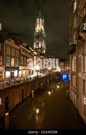 Nachtansicht von Utrecht mit dem Turm der Kathedrale (Domtoren), Niederlande Stockfoto