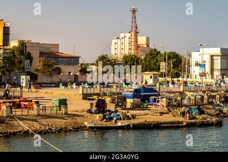Port Sudan, Sudan, 07/04/19. Geschäftige Küste in einem Hafen in Port Sudan, an dem sudanesische Menschen Waren austauschen, fischen, Zeit verbringen und arbeiten. Stockfoto