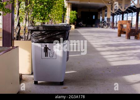 Grauer Behälter für allgemeinen Abfall am Busbahnhof. Stockfoto