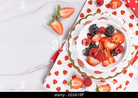 Gesunde Beerenjoghurt Schale mit Erdbeer-, Himbeer- und Brombeerfrüchten und gepufftem Quinoa Stockfoto