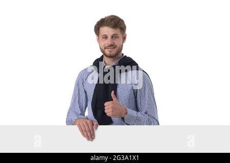 Porträt eines glücklichen lächelnden Casual Mann hält leere Tafel und zeigt Daumen nach oben isoliert auf weißem Hintergrund Stockfoto