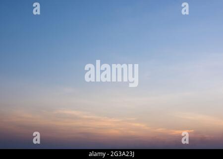 Der Himmel in orange und blauen Farbtönen, Naturhintergrund. Stockfoto