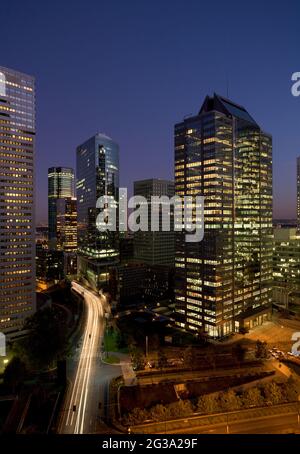 FRANKREICH. HAUTS DE SEINE (92). COURBEVOIE. DAS GESCHÄFTSVIERTEL LA DEFENSE. LINKER DESCARTES-TURM, DEXIA, EUROPLAZA. Stockfoto