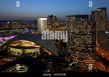 FRANKREICH, HAUTS DE SEINE (92), COURBEVOIE, PUTEAUX, NANTERRE, LA DEFENSE BUSINESS DISTRICT; VERLIESS DIE CNIT (CAMELOT, DE MAILLY, ZEHRFUSS ARCHITEKTEN) DIE Stockfoto