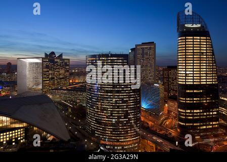 FRANKREICH; HAUTS DE SEINE (92) COURBEVOIE, PUTEAUX; GESCHÄFTSVIERTEL LA DEFENSE UND FAUBOURG DE L'ARCHE, VON LINKS NACH RECHTS IM VORDERGRUND CNIT (ANDRAULT, PA Stockfoto