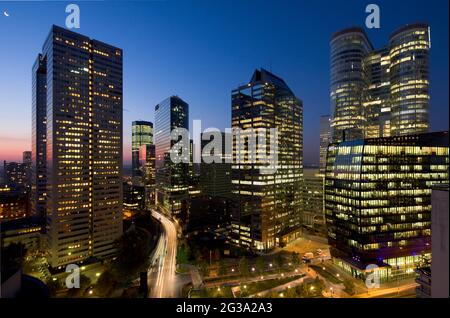 FRANKREICH, HAUTS DE SEINE (92), COURBEVOIE, GESCHÄFTSVIERTEL LA DEFENSE. LINKER DESCARTES-TURM, DEXIA, EUROPLAZA, COEUR DEFENSE, EXALTIS Stockfoto