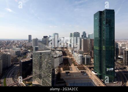 FRANKREICH, HAUTS DE SEINE (92), PUTEAUX, COURBEVOIE, GESCHÄFTSVIERTEL LA DEFENSE, GESAMTANSICHT DER ESPLANADE, DIE ZUR GRANDE ARCHE (SPRECKELSEN Stockfoto