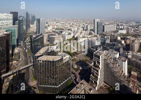 FRANKREICH, HAUTS DE SEINE (92), COURBEVOIE, BLICK VOM GESCHÄFTSVIERTEL LA DEFENSE RICHTUNG COURBEVOIE, IN DER MITTE, PARC DIDEROT Stockfoto