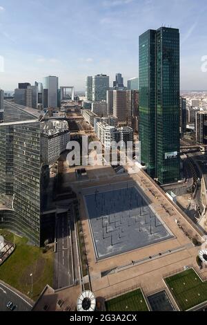 FRANKREICH, HAUTS DE SEINE (92), COURBEVOIE, PUTEAUX, GESCHÄFTSVIERTEL LA DEFENSE. DIE ESPLANADE, DIE ZUR GRANDE ARCHE FÜHRT, MIT VERSCHIEDENEN TÜRMEN UND GEBÄUDEN Stockfoto